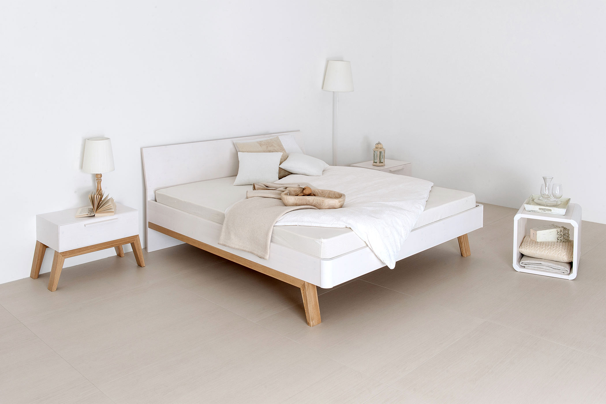 Gaderform Massivholzbett Cortina in Fichte weiss und Füssen aus Eiche 180 x 200 cm