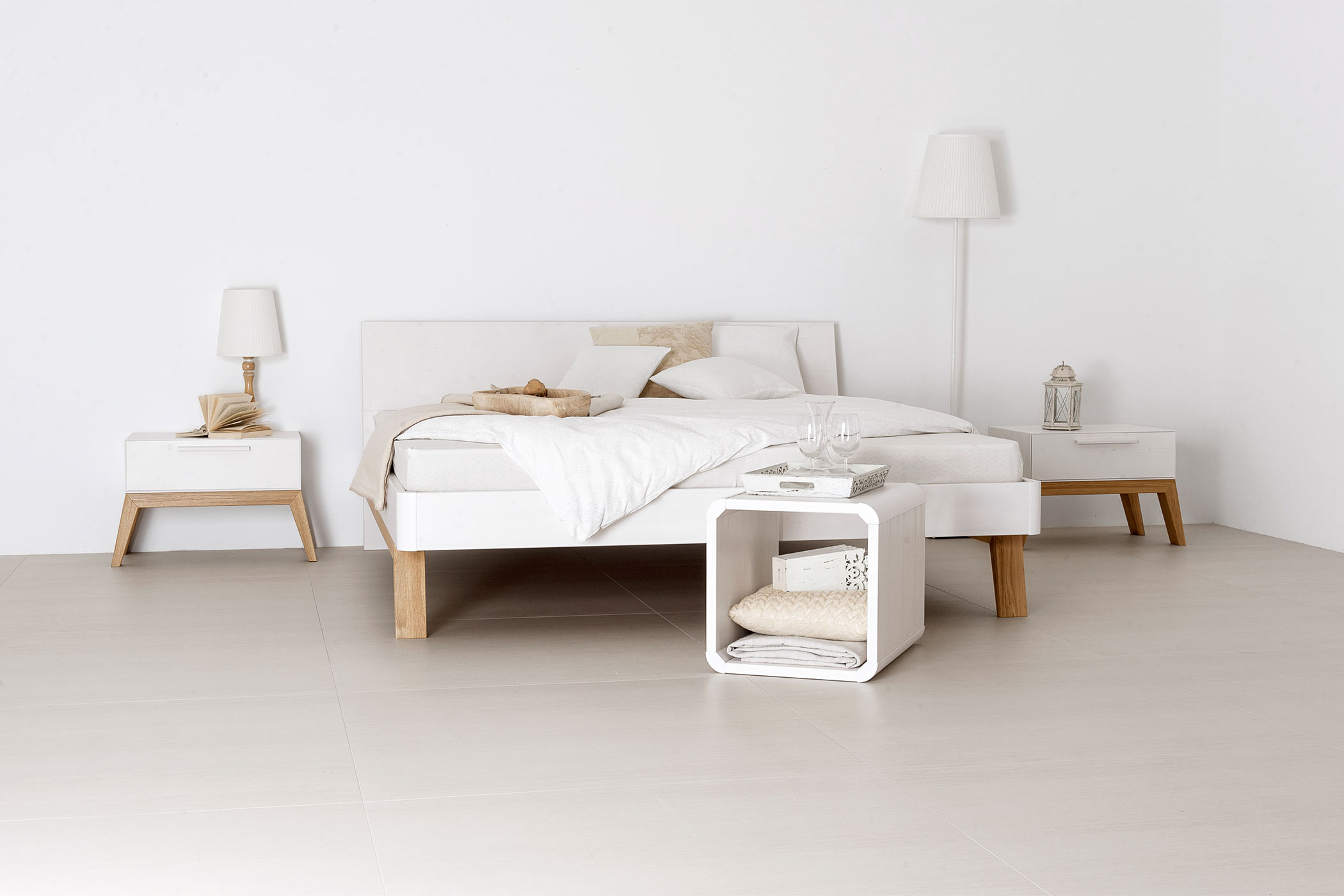 Gaderform Massivholzbett Cortina in Fichte weiss und Füssen aus Eiche 180 x 200 cm