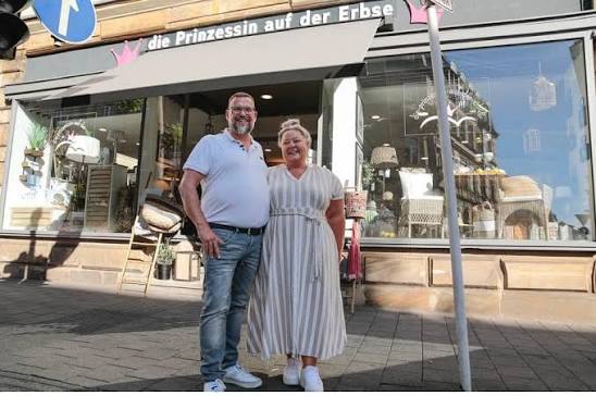 Nicole und René vor unserem Ladengeschäft in der Luitpoldstraße in Bamberg